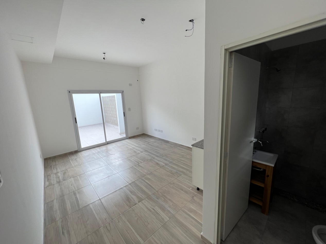 Monoambiente al frente en pb con patio. Excelente ubicacion: Portela 275, Lomas de Zamora