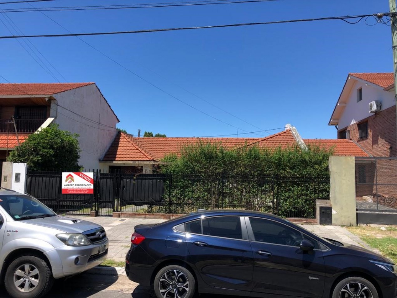 Gran casa 4 amb con cochera, patio y jardin, APTA CREDITO. Ubicada en Chimento 230 Lomas de Zamora