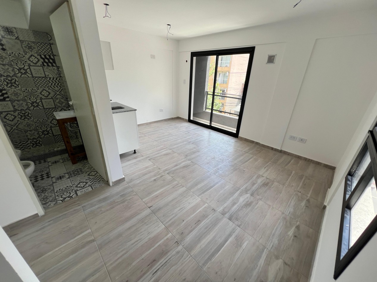 Monoamb de pozo al frente c/ balcon, disponible en 2°piso. Ubicado en Pedernera 279, Lomas de Zamora