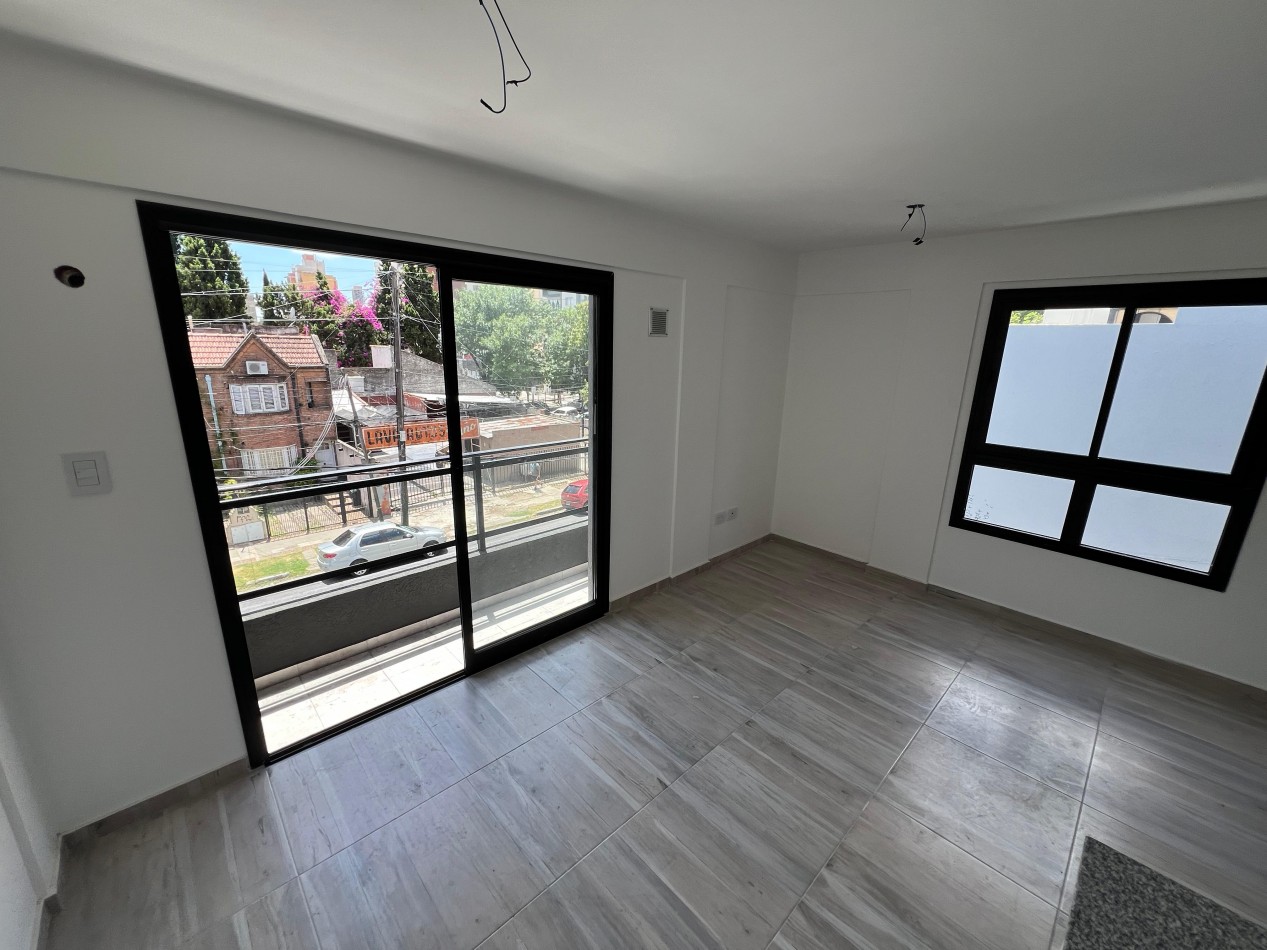Monoamb de pozo al frente c/ balcon, disponible en 2°piso. Ubicado en Pedernera 279, Lomas de Zamora