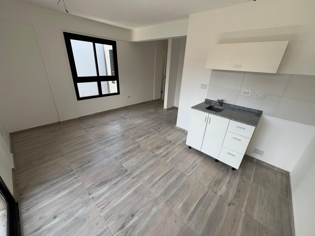 Monoamb de pozo al frente c/ balcon, disponible en 2°piso. Ubicado en Pedernera 279, Lomas de Zamora