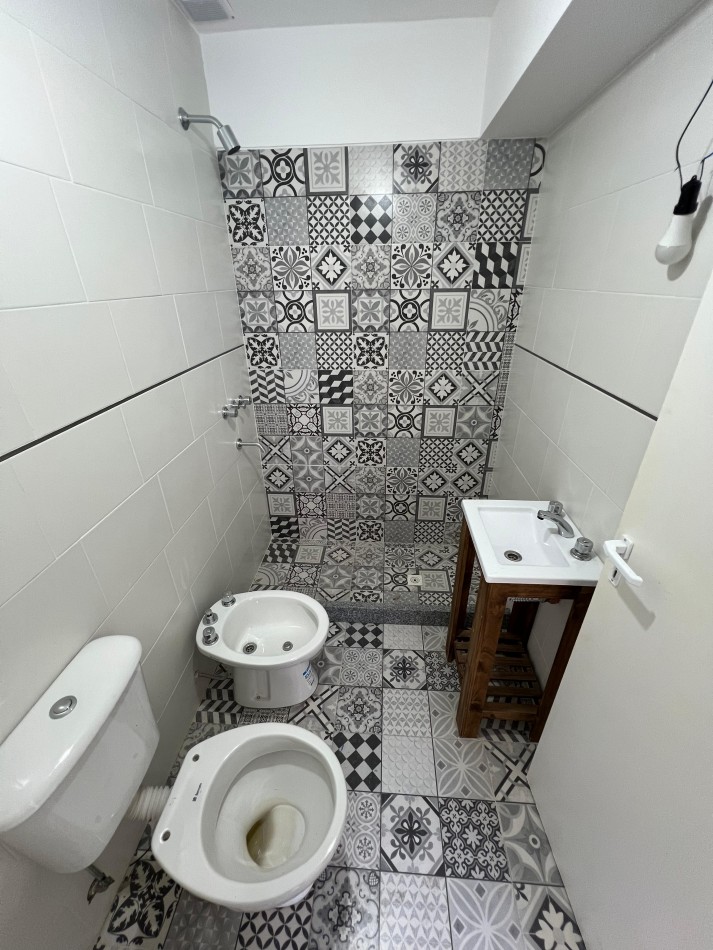 Monoamb de pozo al frente c/ balcon, disponible en 2°piso. Ubicado en Pedernera 279, Lomas de Zamora