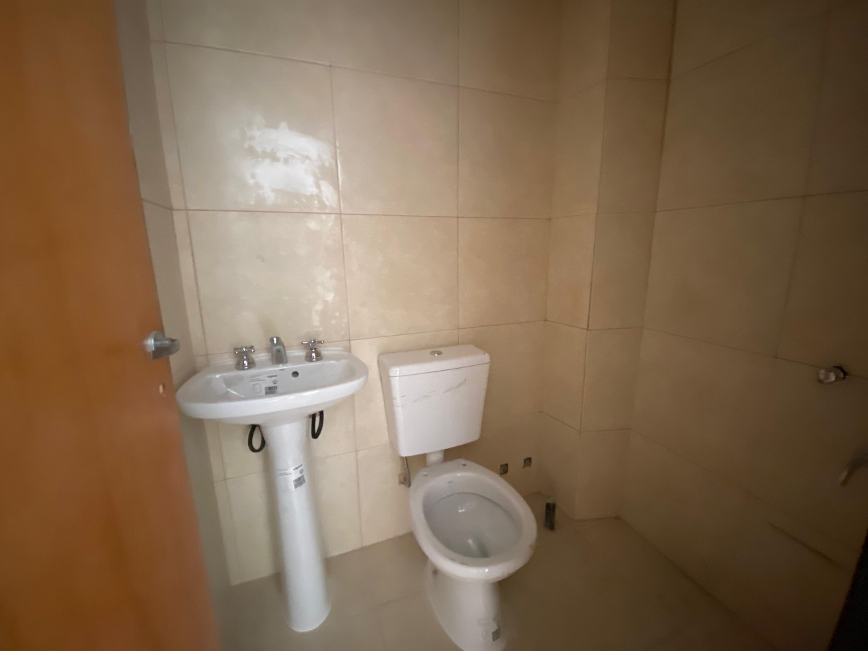 Excelente dpto 2 amb a estrenar contrafrente con balcon en 1er piso. Excelente ubicacion: Pedernera 227, Lomas de Zamora