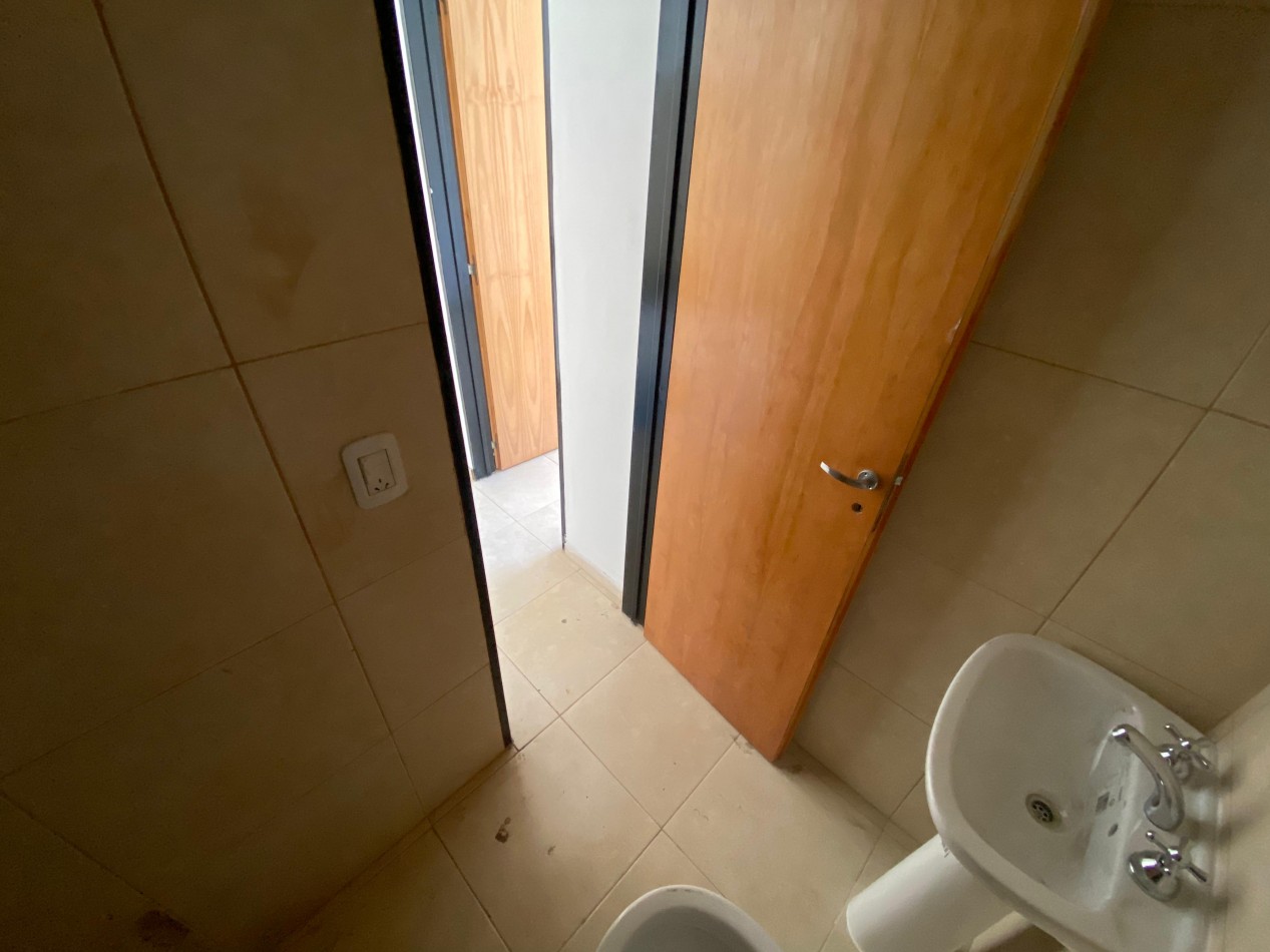 Excelente dpto 2 amb a estrenar contrafrente con balcon en 1er piso. Excelente ubicacion: Pedernera 227, Lomas de Zamora