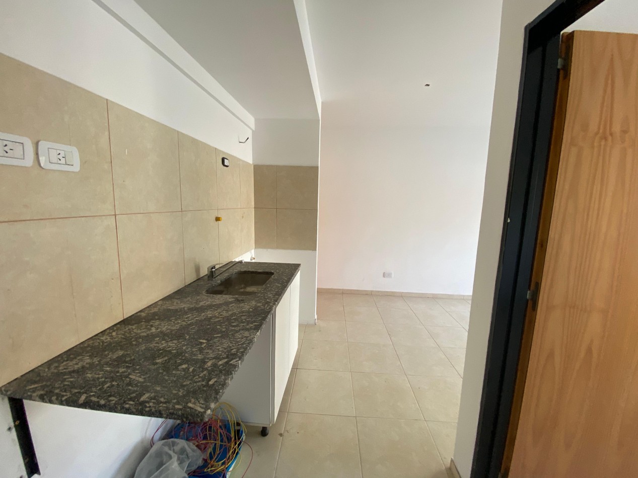 Excelente dpto 2 amb a estrenar contrafrente con balcon en 1er piso. Excelente ubicacion: Pedernera 227, Lomas de Zamora