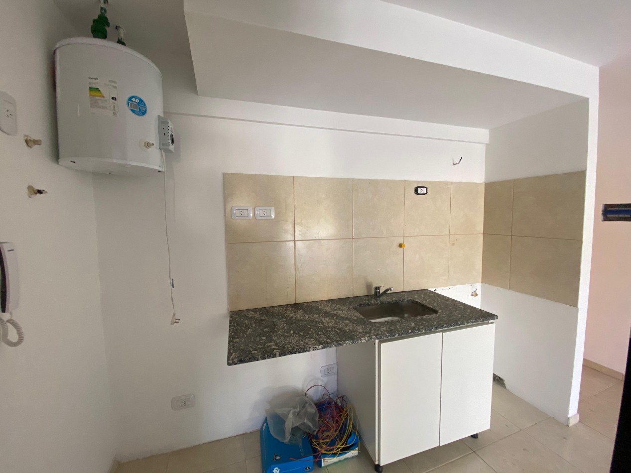 Excelente dpto 2 amb a estrenar contrafrente con balcon en 1er piso. Excelente ubicacion: Pedernera 227, Lomas de Zamora