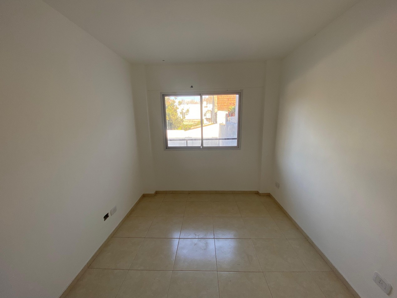 Excelente dpto 2 amb a estrenar contrafrente con balcon en 1er piso. Excelente ubicacion: Pedernera 227, Lomas de Zamora
