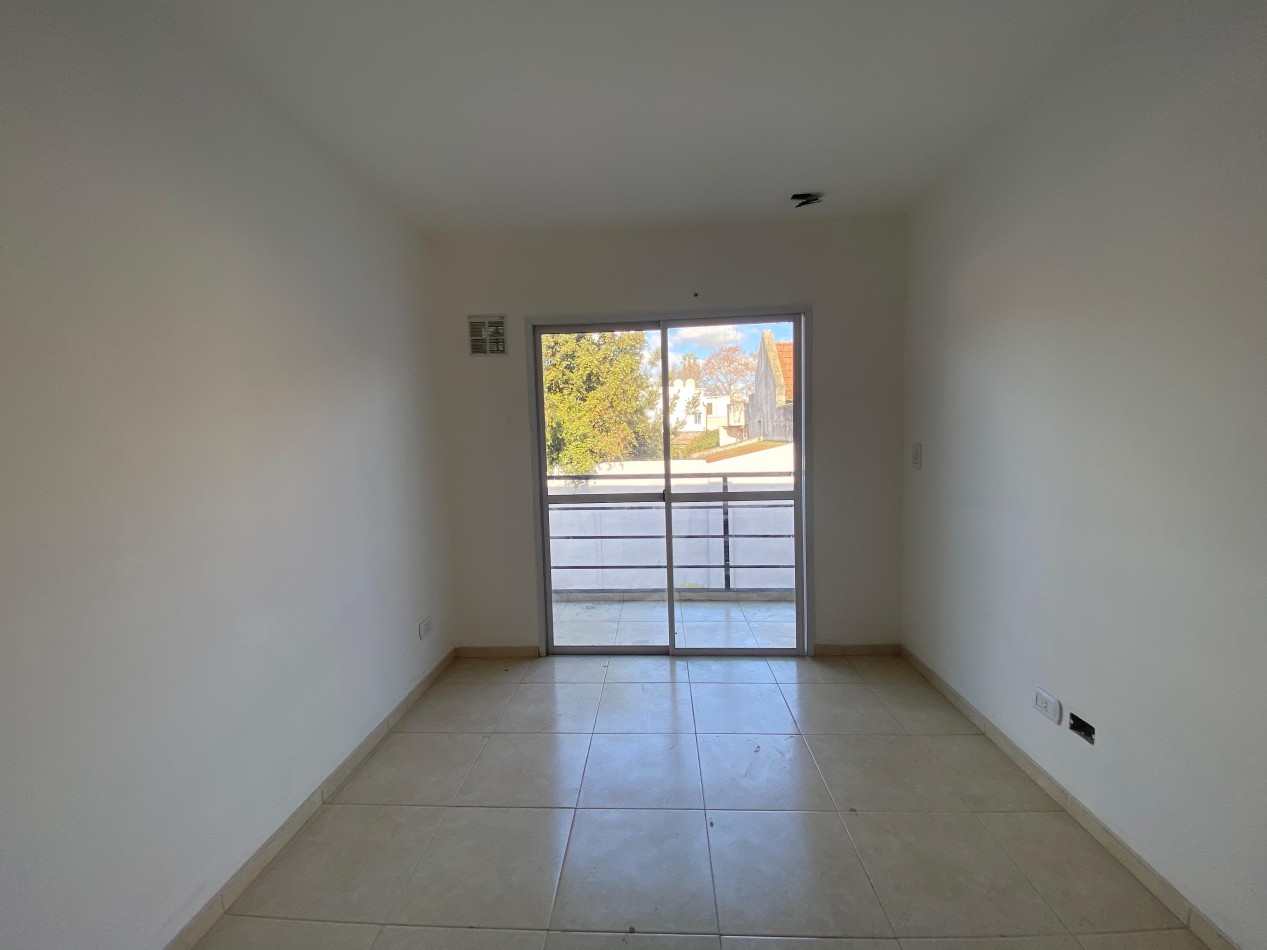 Excelente dpto 2 amb a estrenar contrafrente con balcon en 1er piso. Excelente ubicacion: Pedernera 227, Lomas de Zamora