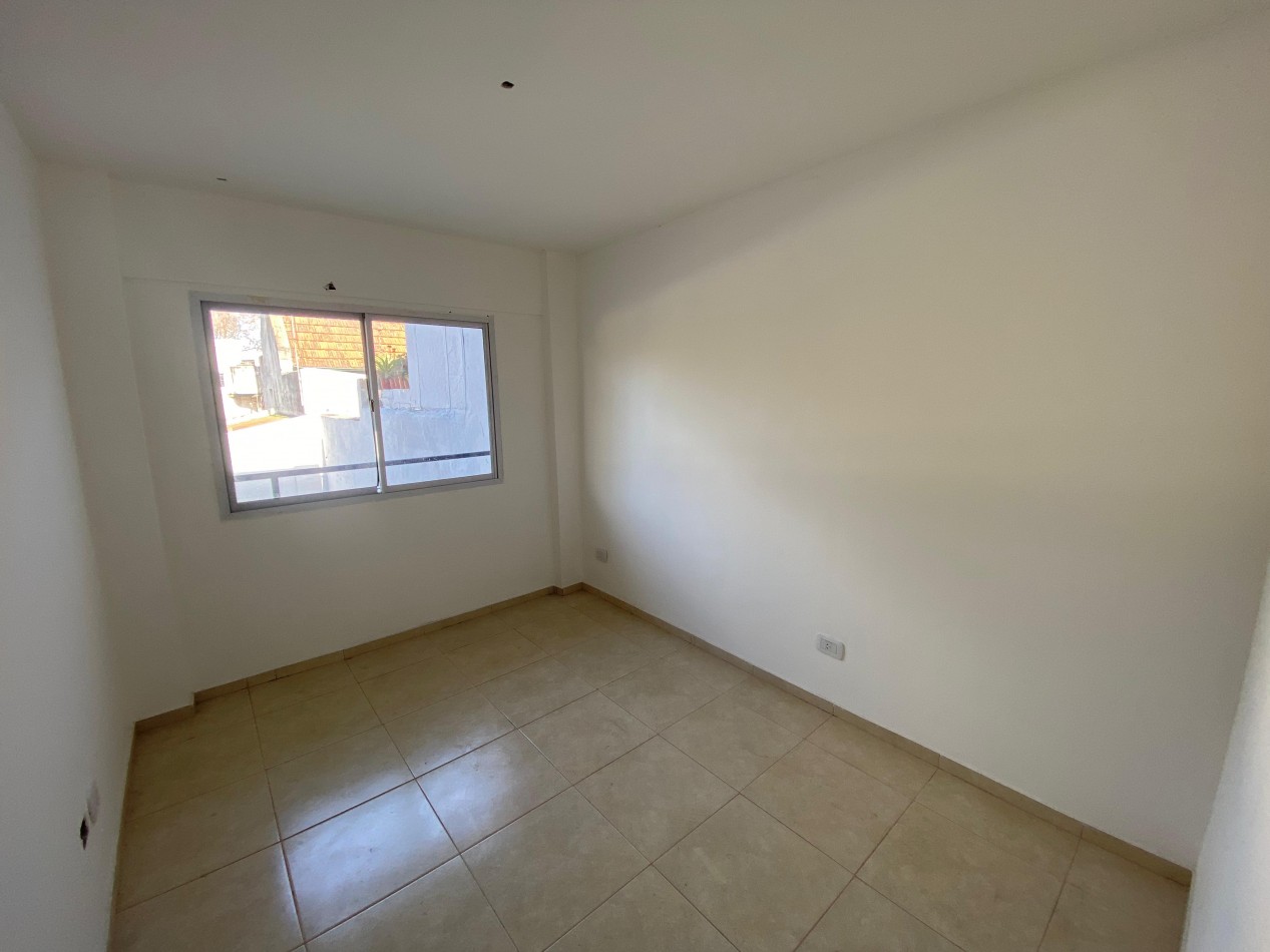 Excelente dpto 2 amb a estrenar contrafrente con balcon en 1er piso. Excelente ubicacion: Pedernera 227, Lomas de Zamora