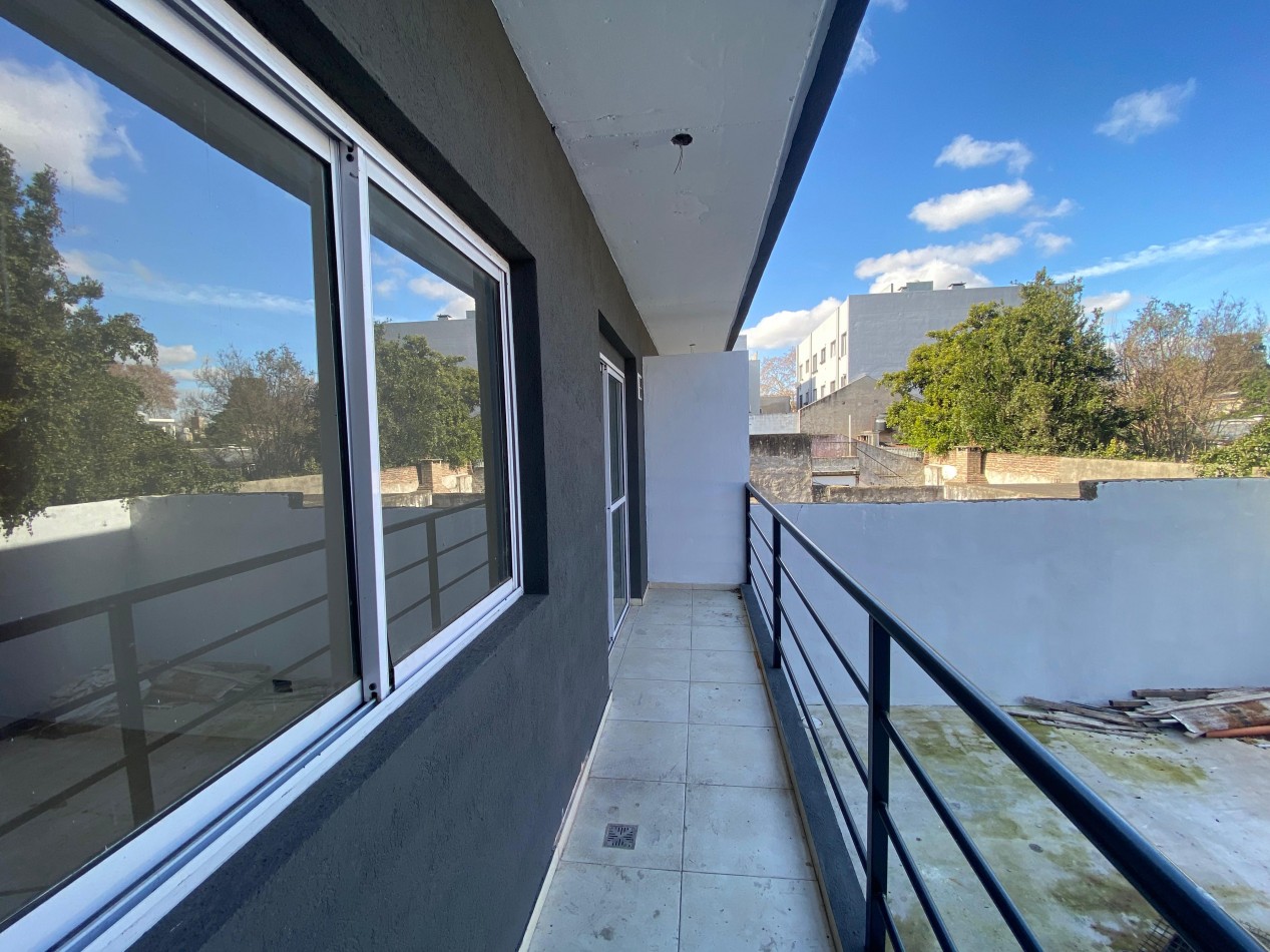 Excelente dpto 2 amb a estrenar contrafrente con balcon en 1er piso. Excelente ubicacion: Pedernera 227, Lomas de Zamora