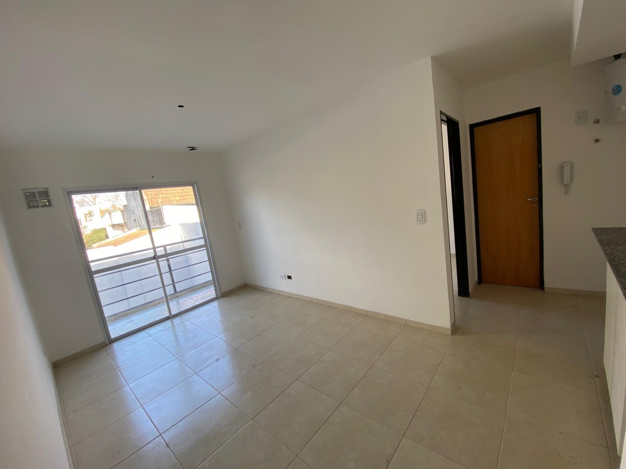 Excelente dpto 2 amb a estrenar contrafrente con balcon en 1er piso. Excelente ubicacion: Pedernera 227, Lomas de Zamora