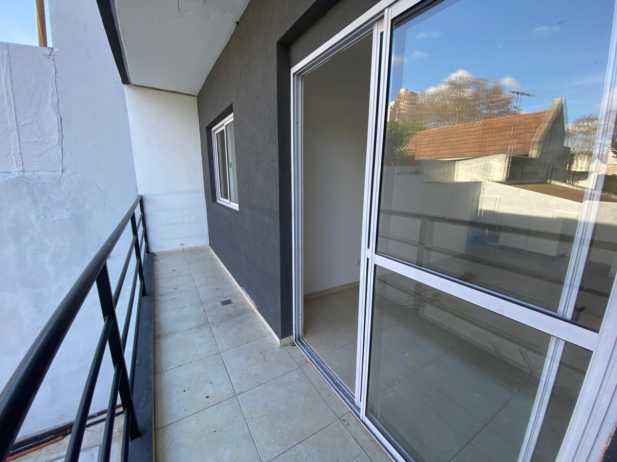 Excelente dpto 2 amb a estrenar contrafrente con balcon en 1er piso. Excelente ubicacion: Pedernera 227, Lomas de Zamora