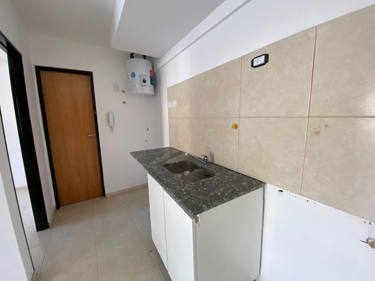 Excelente dpto 2 amb a estrenar contrafrente con balcon en 1er piso. Excelente ubicacion: Pedernera 227, Lomas de Zamora