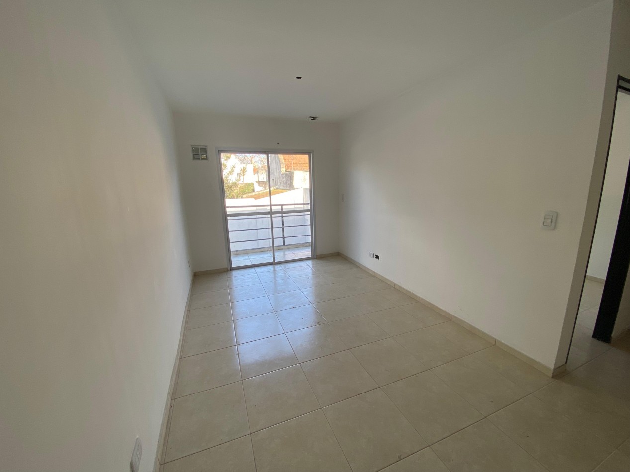 Excelente dpto 2 amb a estrenar contrafrente con balcon en 1er piso. Excelente ubicacion: Pedernera 227, Lomas de Zamora