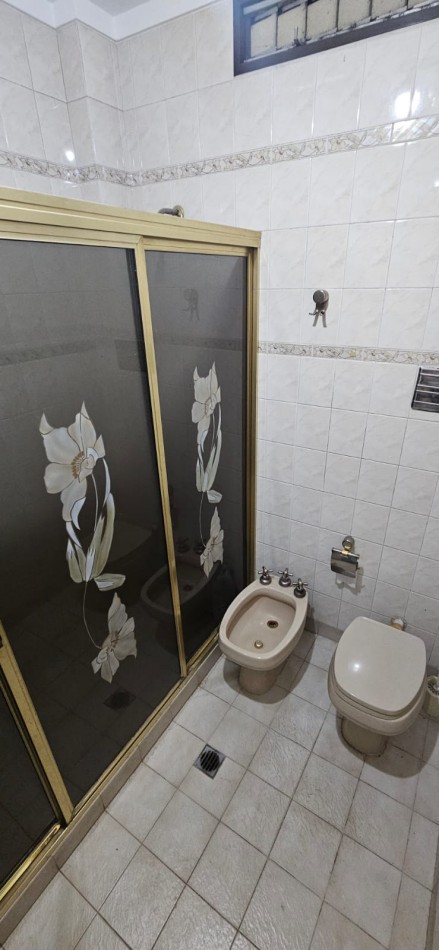 Excelente casa apta credito con local comercial, parque con quincho, parrilla y garage ubicada en Arturo Mateo Bas 308, Remedios de Escalada