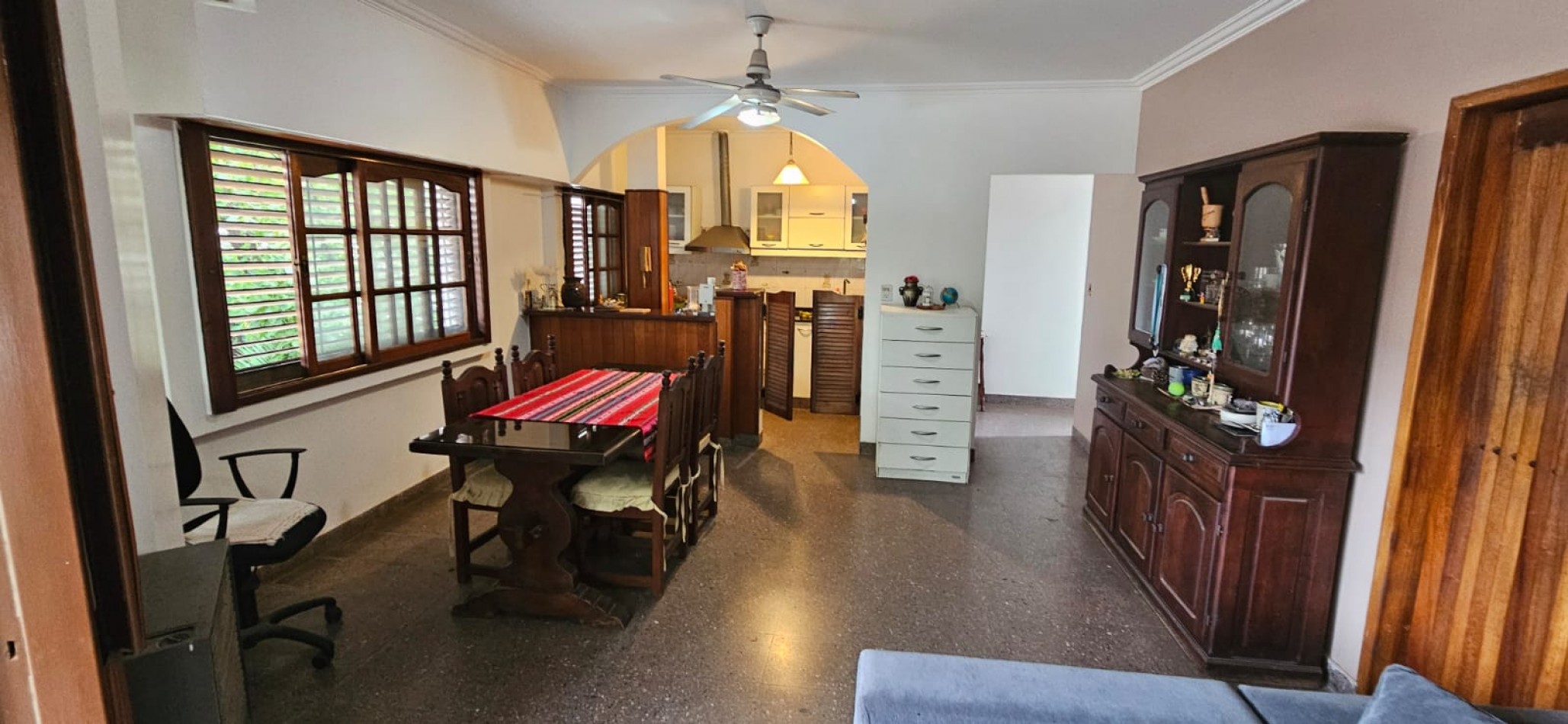 Excelente casa apta credito con local comercial, parque con quincho, parrilla y garage ubicada en Arturo Mateo Bas 308, Remedios de Escalada