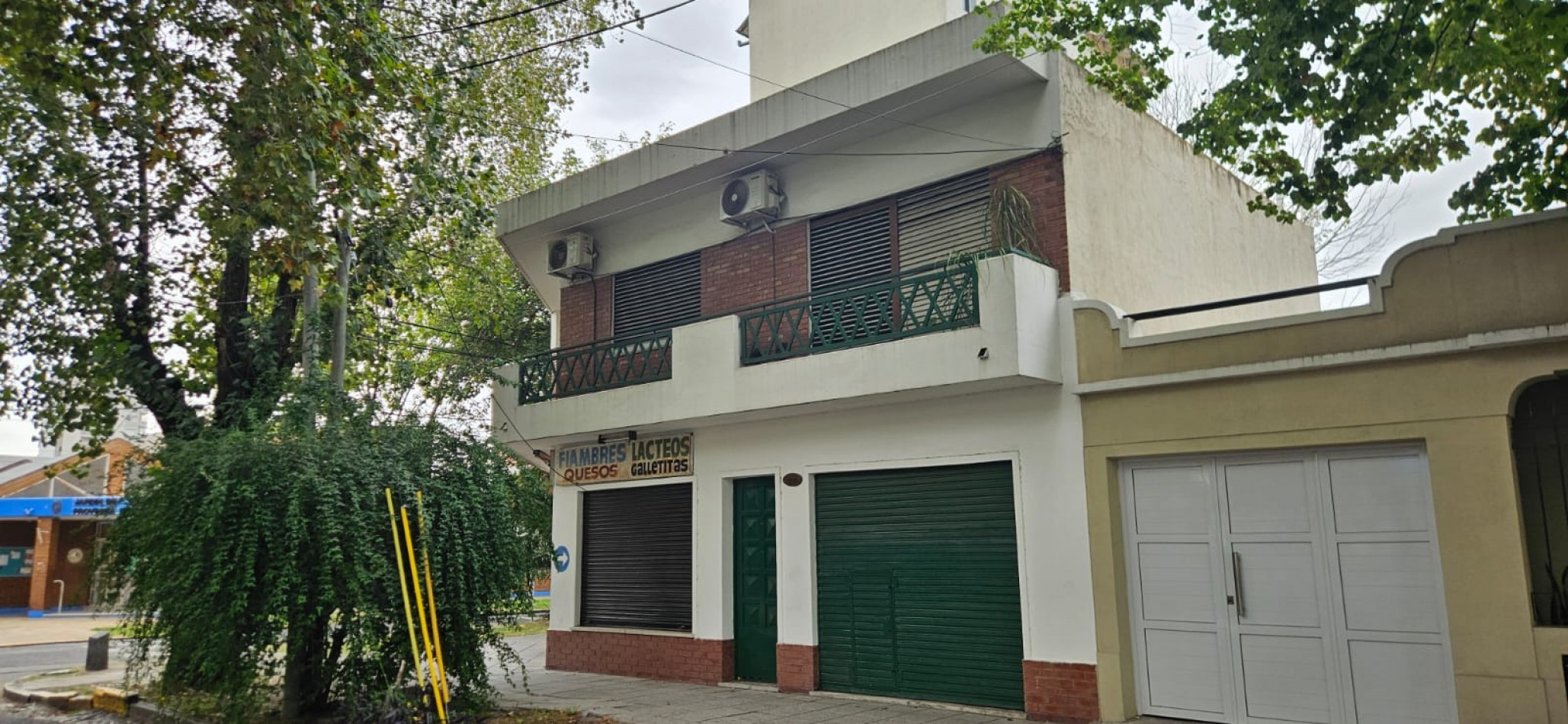 Excelente casa apta credito con local comercial, parque con quincho, parrilla y garage ubicada en Arturo Mateo Bas 308, Remedios de Escalada