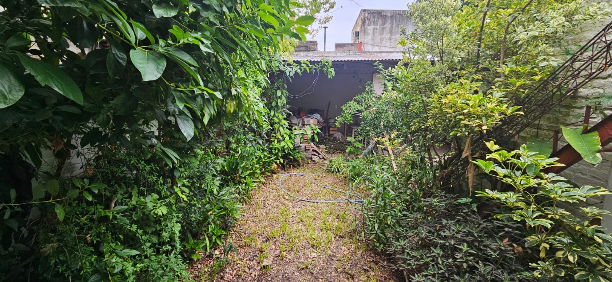 Excelente casa apta credito con local comercial, parque con quincho, parrilla y garage ubicada en Arturo Mateo Bas 308, Remedios de Escalada