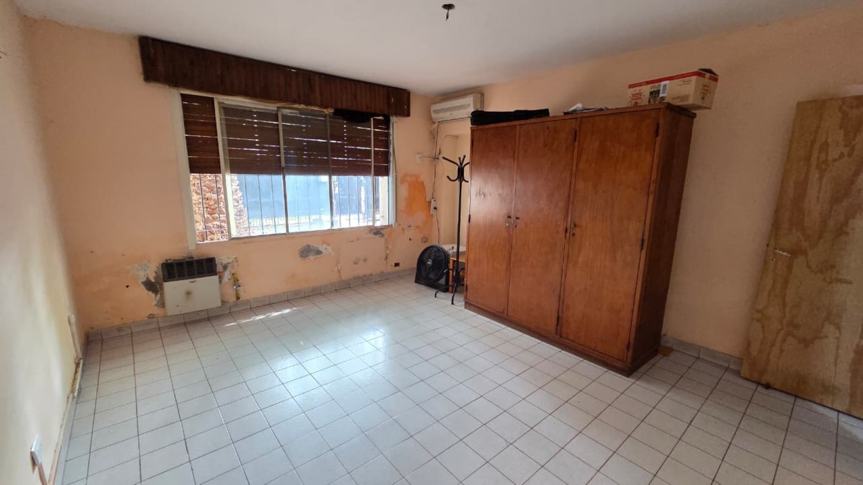 Amplio ph al frente tipo casa totalmente independiente de 4 amb con patio, cochera y terraza. Apto credito. Excelente ubicacion: Juncal 235, Temperley