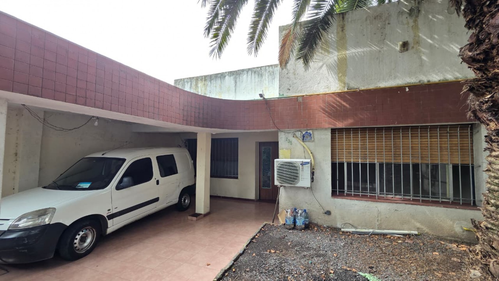 Amplio ph al frente tipo casa totalmente independiente de 4 amb con patio, cochera y terraza. Apto credito. Excelente ubicacion: Juncal 235, Temperley