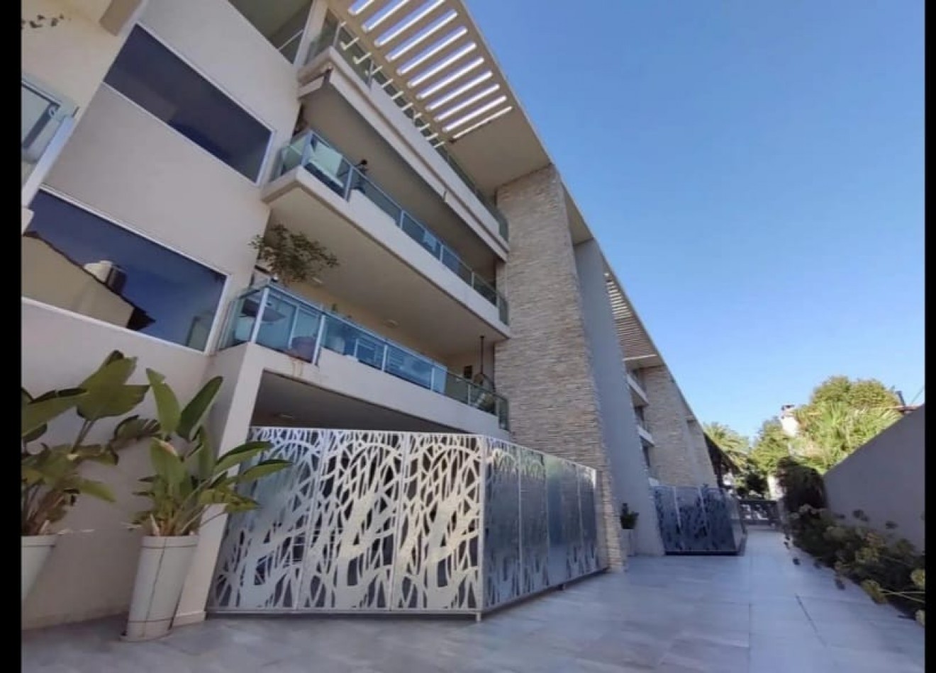 Dpto premium 3 amb al frente con balcon/terraza, 2 cocheras y amenities en el corazon de Adrogue: Cordero 751