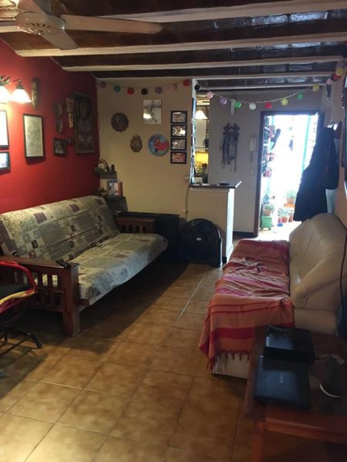 Excelente ph tipo casa con patio, parrilla y cochera descubierta. Excelente ubicacion: Garona 1365, Lomas de Zamora