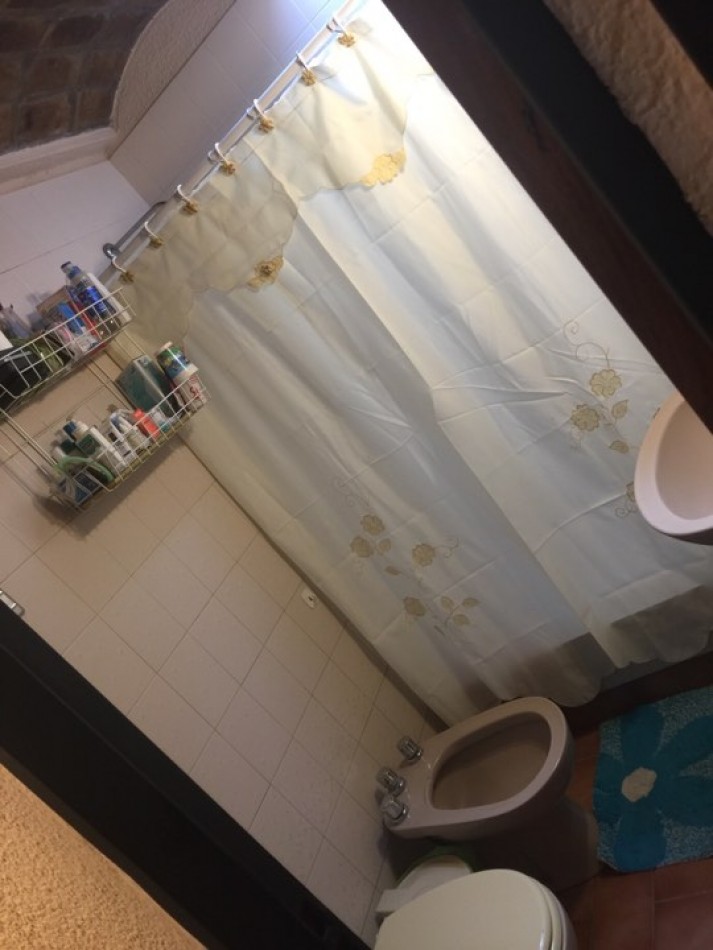 Excelente ph tipo casa con patio, parrilla y cochera descubierta. Excelente ubicacion: Garona 1365, Lomas de Zamora