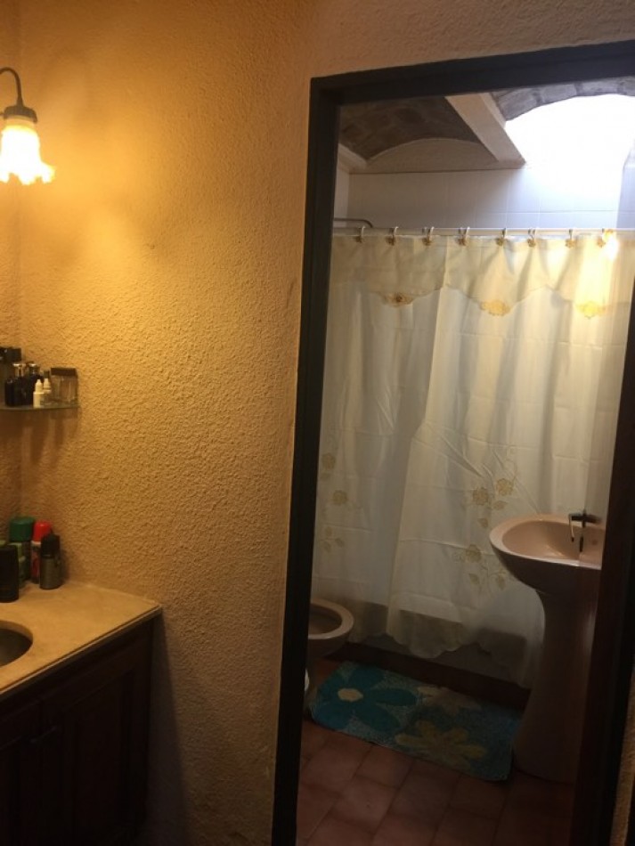 Excelente ph tipo casa con patio, parrilla y cochera descubierta. Excelente ubicacion: Garona 1365, Lomas de Zamora