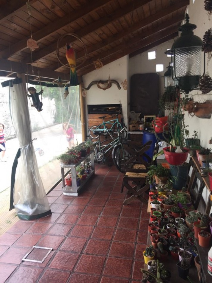 Excelente ph tipo casa con patio, parrilla y cochera descubierta. Excelente ubicacion: Garona 1365, Lomas de Zamora