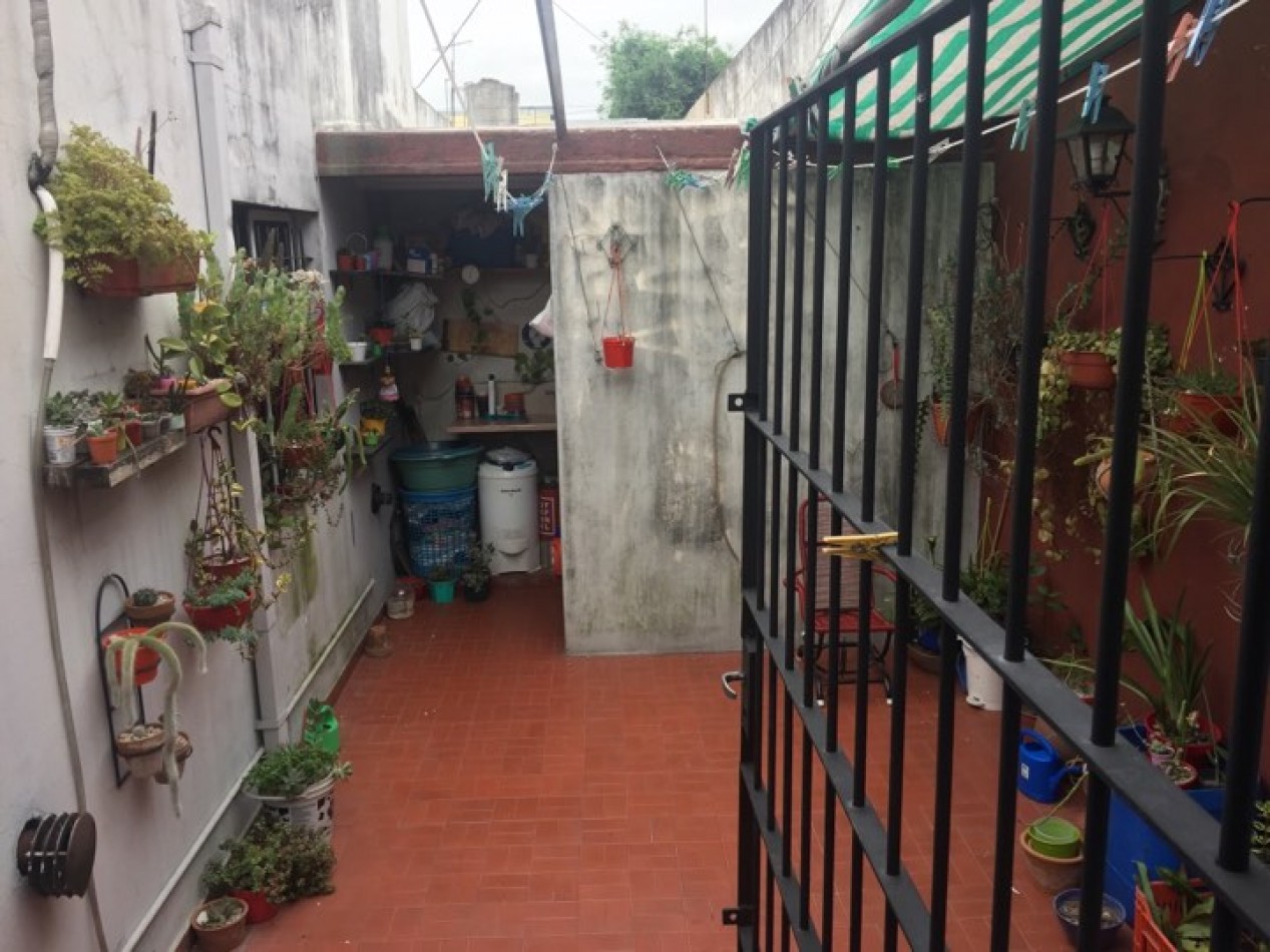 Excelente ph tipo casa con patio, parrilla y cochera descubierta. Excelente ubicacion: Garona 1365, Lomas de Zamora