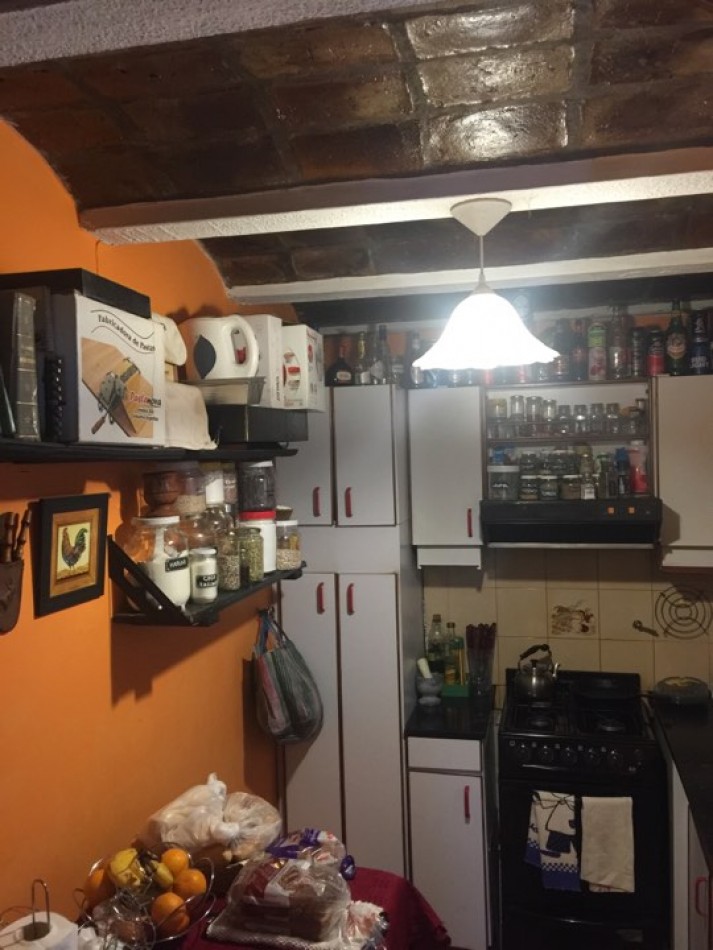 Excelente ph tipo casa con patio, parrilla y cochera descubierta. Excelente ubicacion: Garona 1365, Lomas de Zamora