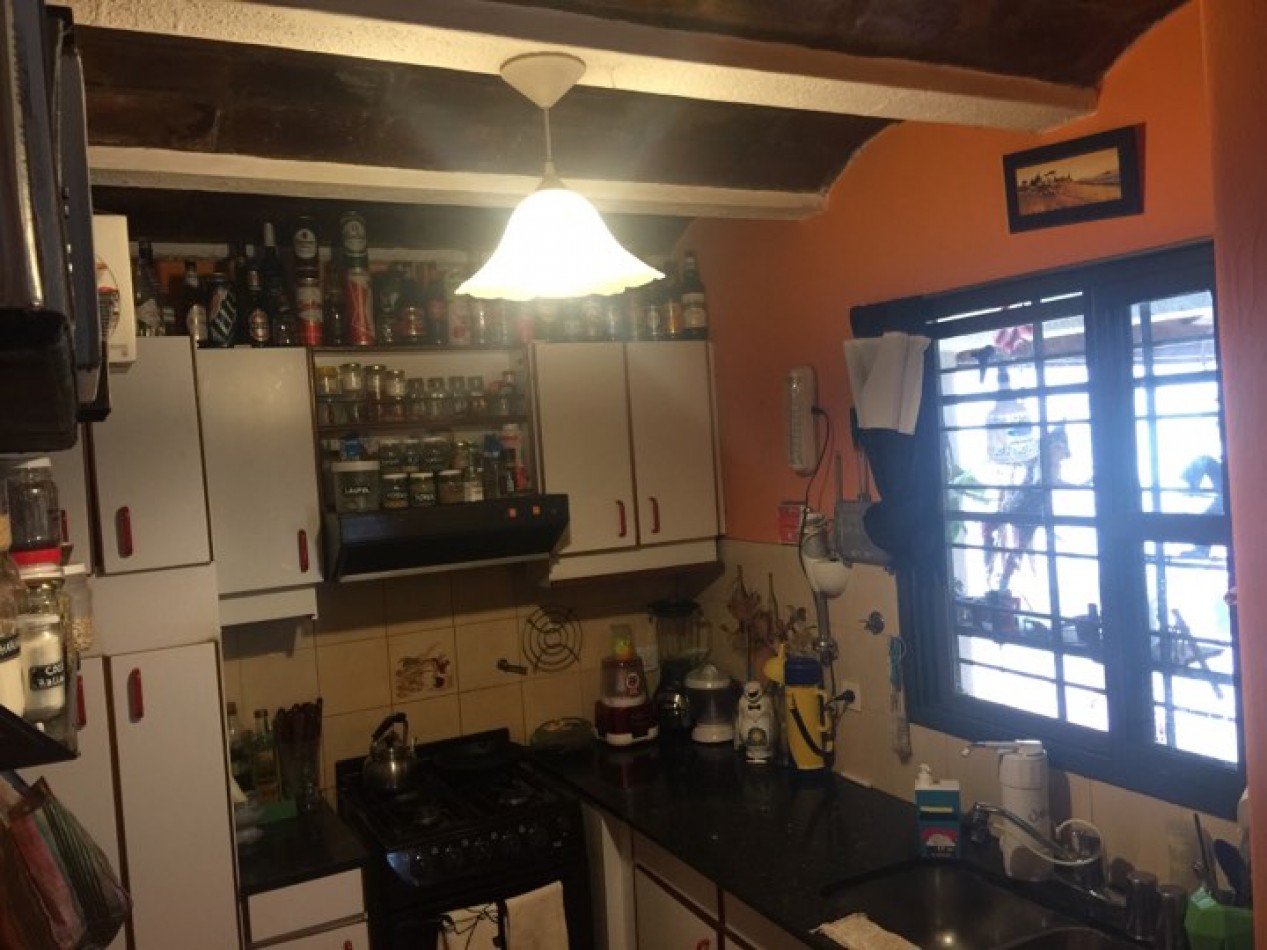 Excelente ph tipo casa con patio, parrilla y cochera descubierta. Excelente ubicacion: Garona 1365, Lomas de Zamora