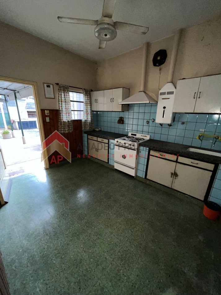 Casa 4 amb con gran parque, APTO CREDITO. Ubicada en Senillosa 171, Temperley