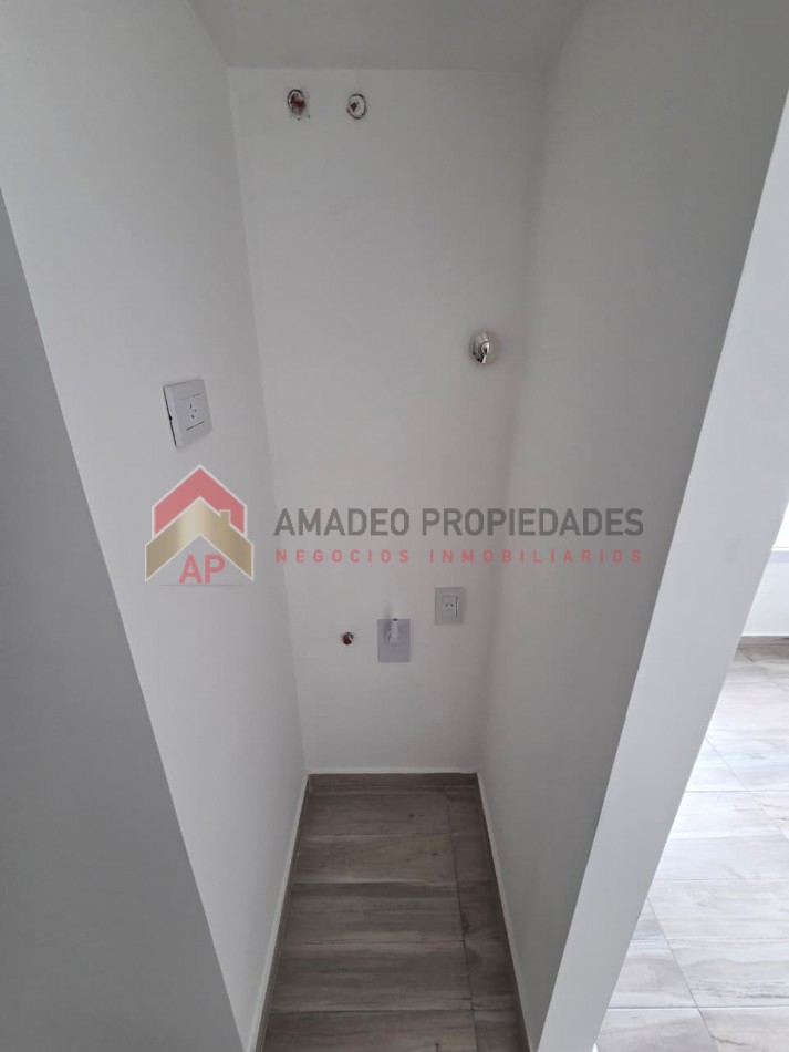 Monoambiente a estrenar al frente con balcon en 1er piso. Excelente ubicacion: Pedernera 279, Lomas de Zamora