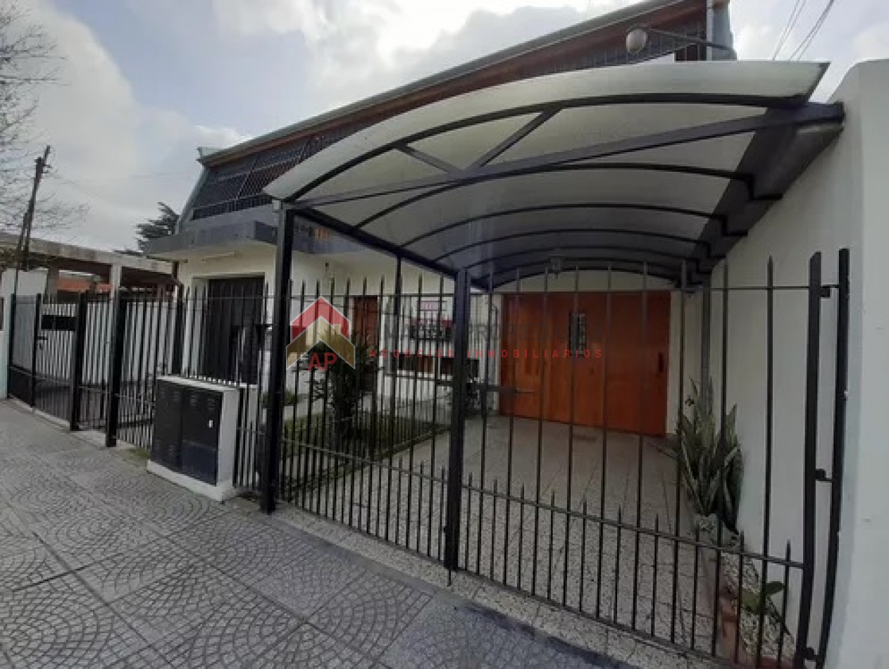 Espectacular casa estilo chalet con departamento y comercio independiente, ubicado en Nuestras Malvinas 1755, Monte Grande