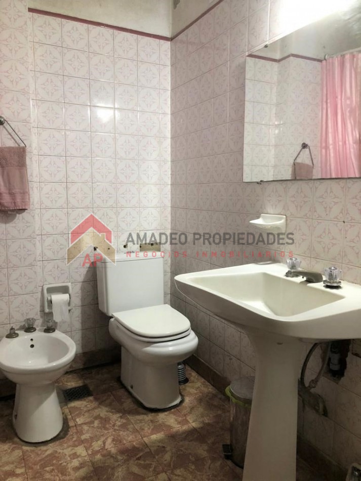 Gran casa 4 amb con cochera, patio y jardin, APTA CREDITO. Ubicada en Chimento 230 Lomas de Zamora