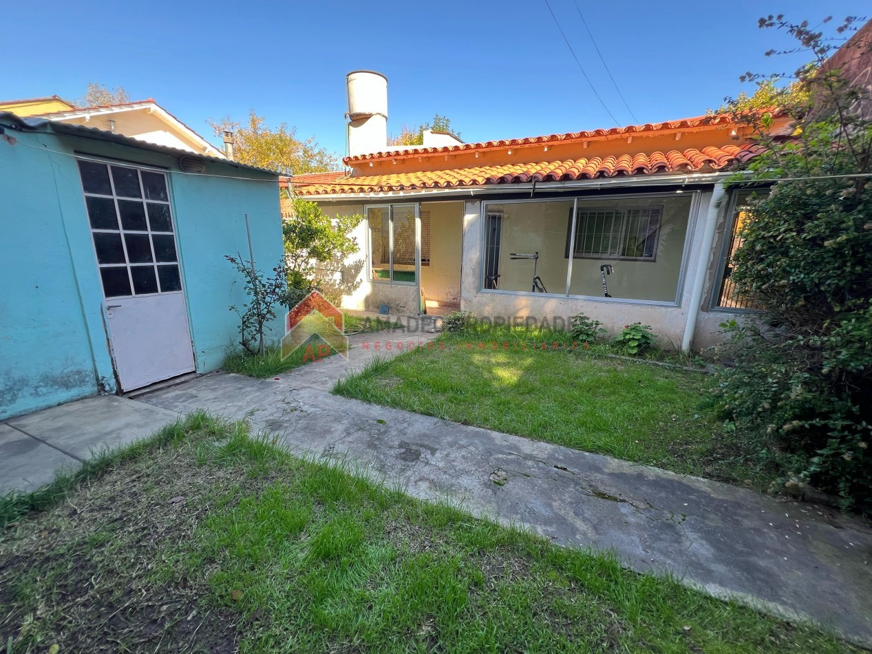 Casa 3 amb con cochera descubierta y parque. Muy buena ubicacion: Carlos Casares 118, Temperley