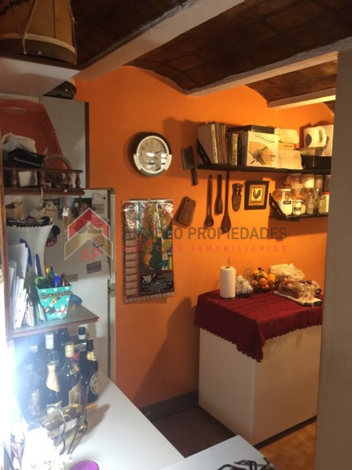 Excelente ph tipo casa con patio, parrilla y cochera descubierta. Excelente ubicacion: Garona 1365, Lomas de Zamora