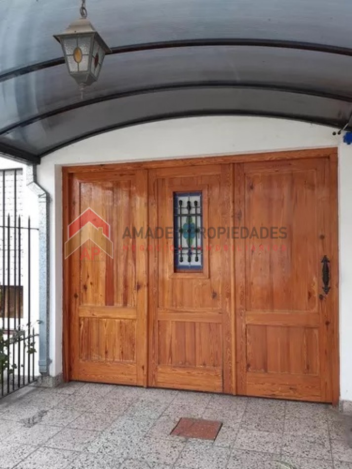 Espectacular casa estilo chalet con departamento y comercio independiente, ubicado en Nuestras Malvinas 1755, Monte Grande