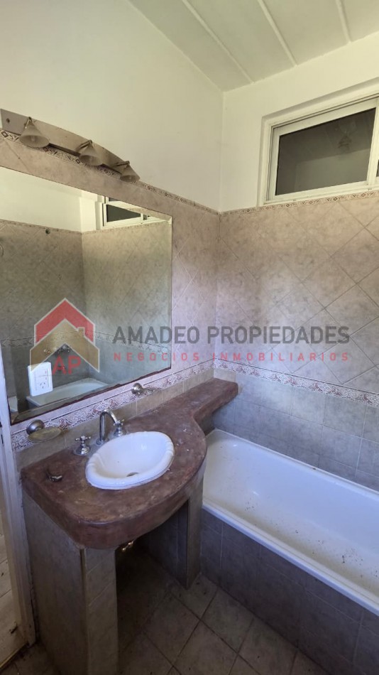 Gran casa 4 amb con garage cubierto, parrilla, terraza y jardin. Ubicado en Azul 298, Monte Grande