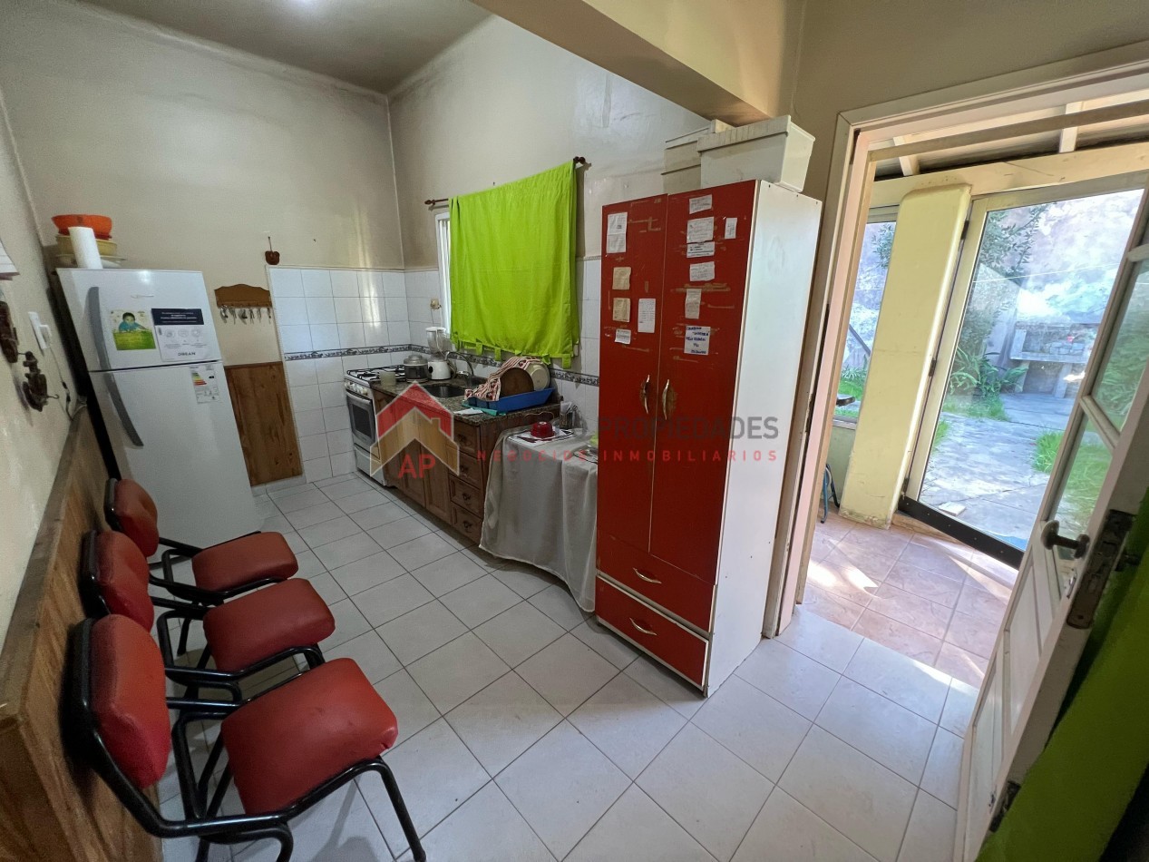 Casa 3 amb con cochera descubierta y parque. Muy buena ubicacion: Carlos Casares 118, Temperley