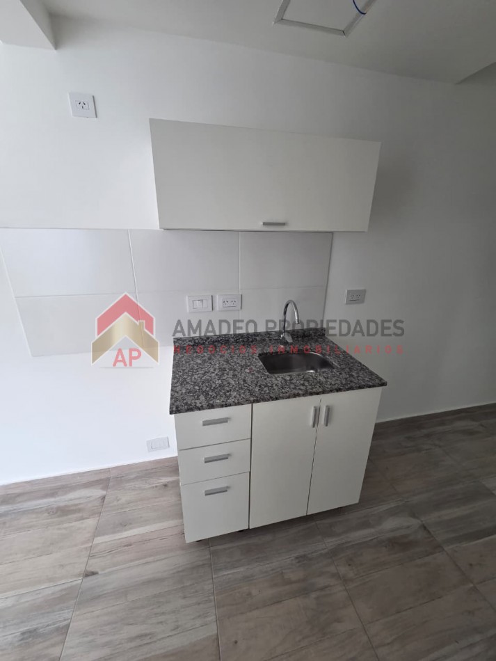 Monoambiente a estrenar al frente con balcon en 1er piso. Excelente ubicacion: Pedernera 279, Lomas de Zamora