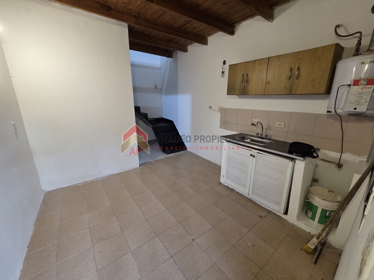 Dpto duplex amplio 2 amb al frente, ubicado en Rivadavia 2368, Lanus