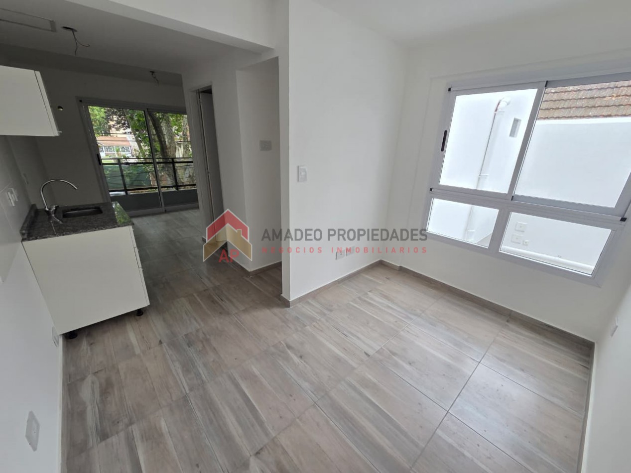 Monoambiente a estrenar al frente con balcon en 1er piso. Excelente ubicacion: Pedernera 279, Lomas de Zamora