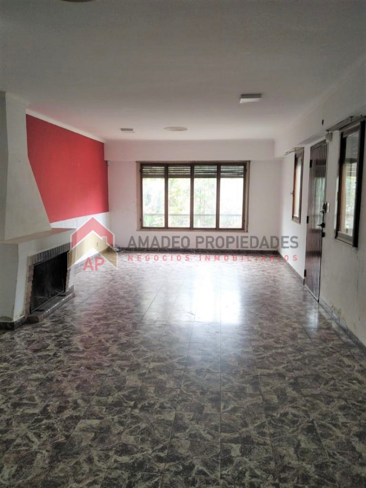 Gran casa 4 amb con cochera, patio y jardin, APTA CREDITO. Ubicada en Chimento 230 Lomas de Zamora