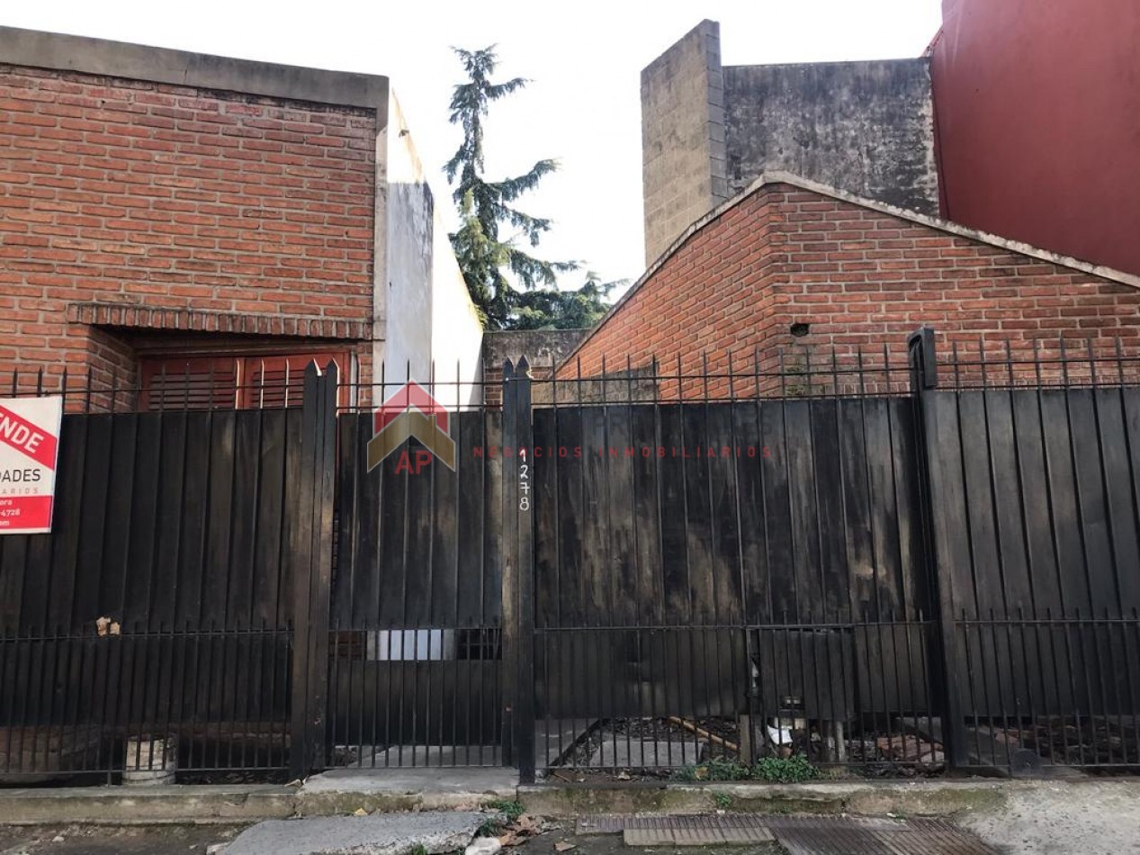 Excelente Casa con importante parque VENTA, ubicado en Cerrito al 1200, Lomas de Zamora