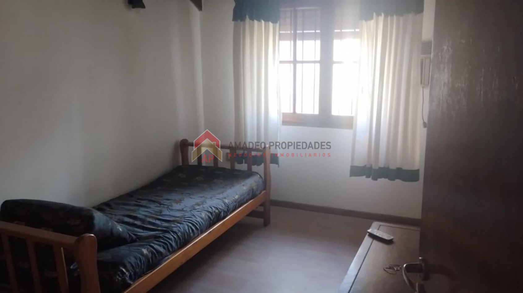 Chalet 6 amb con parque, pileta y garage, ubicado en Acevedo 1300 Banfield