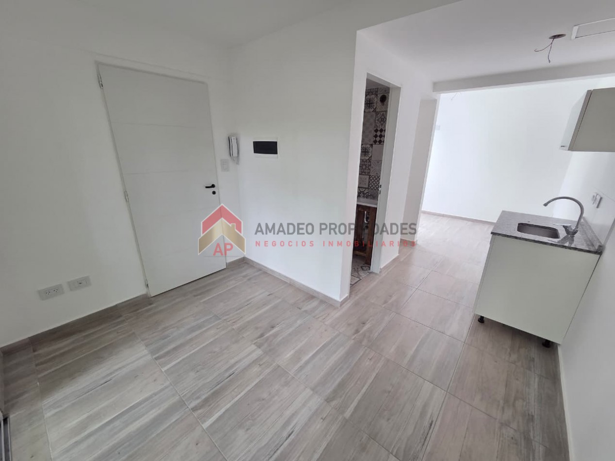 Monoambiente a estrenar al frente con balcon en 1er piso. Excelente ubicacion: Pedernera 279, Lomas de Zamora