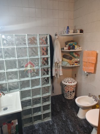 Casa 4 amb con cochera, ubicada en Esmeralda 2058 Lomas de Zamora