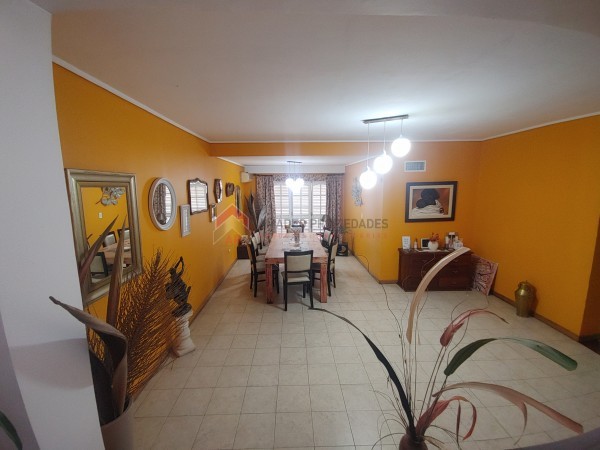 Importante Casa de bonito estilo, ubicada en Alzaga 1390 Temperley
